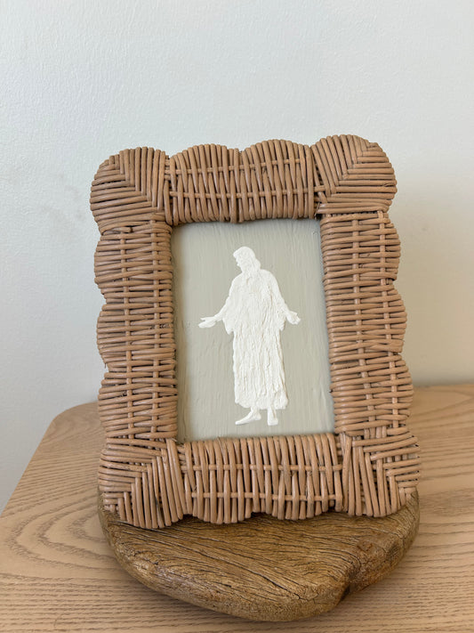 Wicker Scalloped Frame