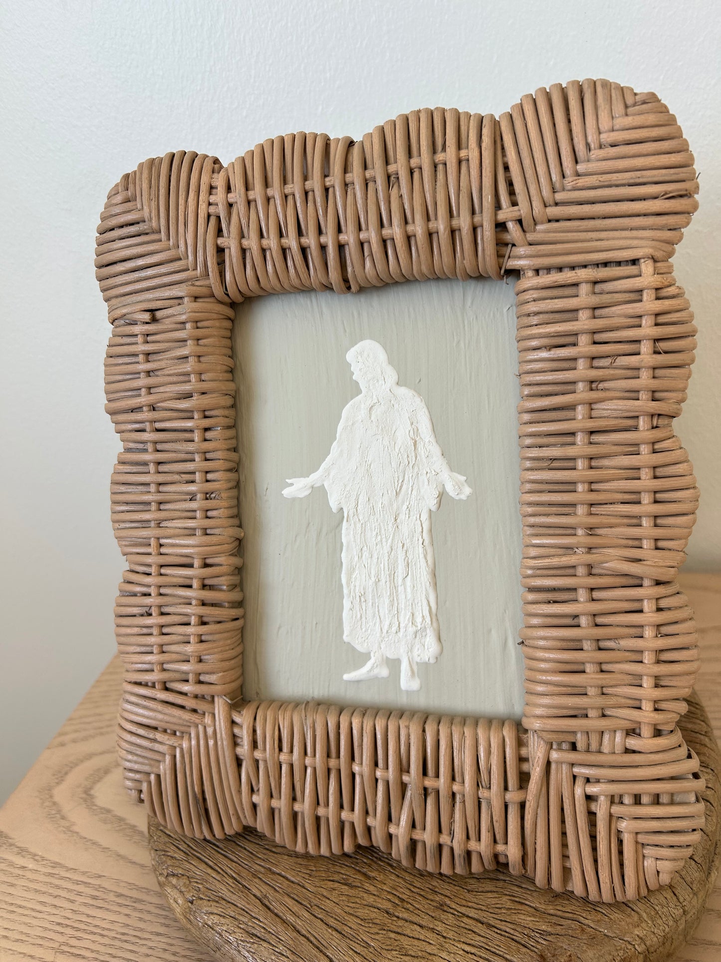 Wicker Scalloped Frame